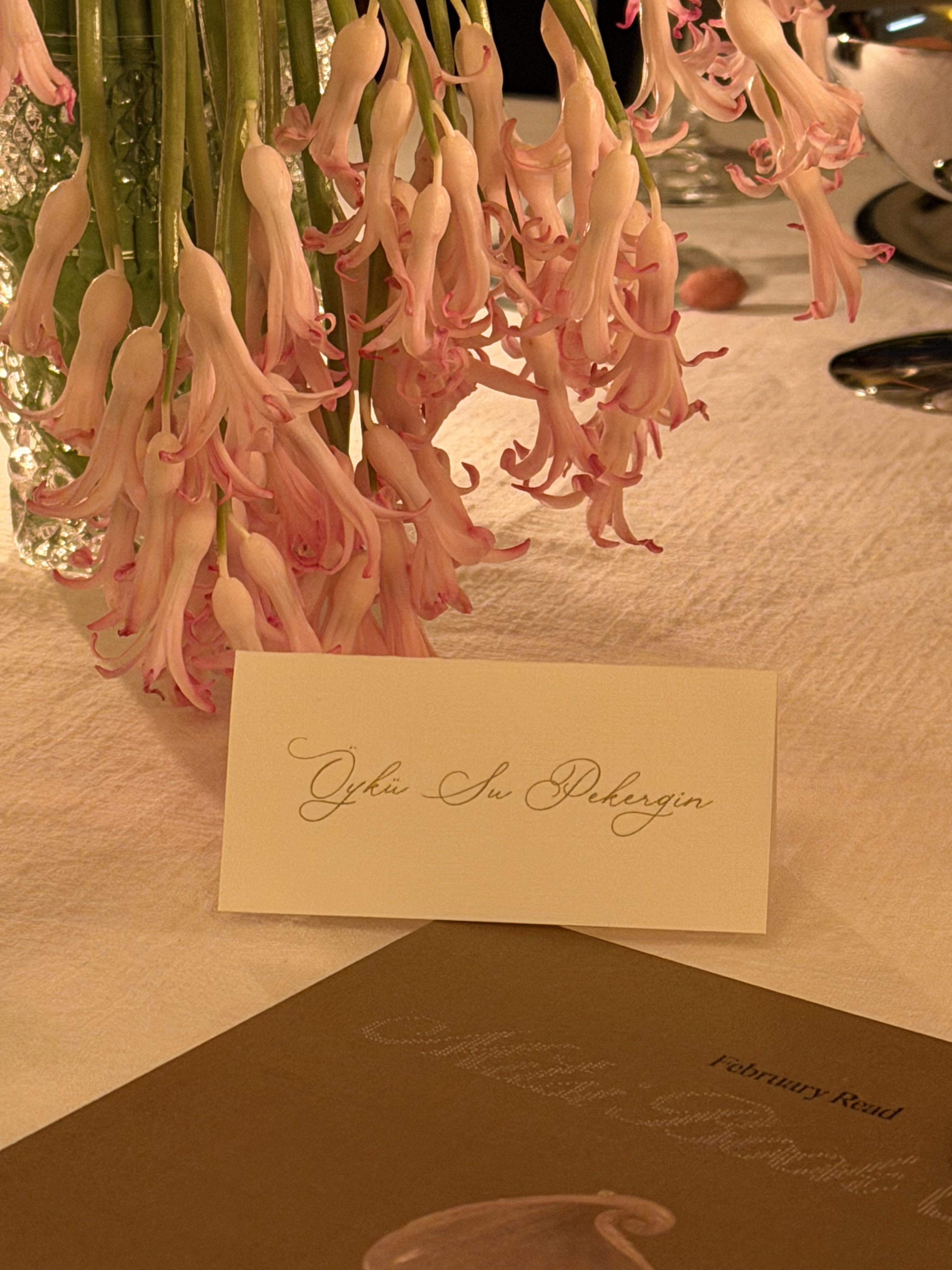 Place cards and flowers